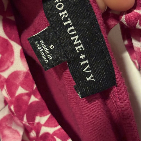 Chic Pink Patterned Sleeveless Blouse - Picture 2 of 3